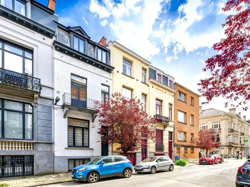 Magnifieke woning ideaal gelegen tussen het Brugmann- en het Kasteleinsplein. De woning heeft een oppervlakte van ongeveer 241 m² (volgens EPC) en bes