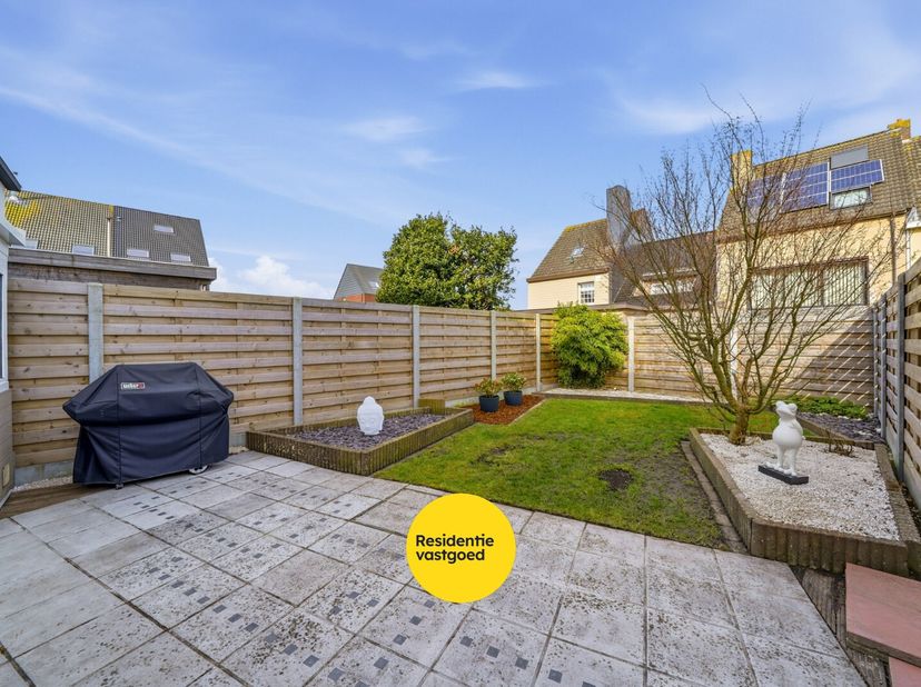 In een rustige ligging te Stene (Oostende) bevindt zich deze verzorgde bel-étagewoning met dubbele garage, veranda, tuin en 2 slaapkamers. De woning w