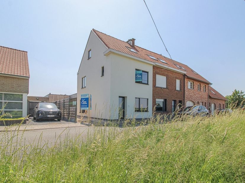 Richtprijs 399 000 EURO<br />
Op zoek naar een energiezuinige en volledig vernieuwde woning waar u meteen kunt intrekken?<br />
Deze prachtige woning