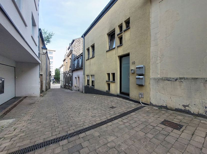 W Immobilière vous propose en location dans le centre d'Arlon un agréable appartement  composé comme suit: hall d'entrée, séjour avec mezzanine, cuisi