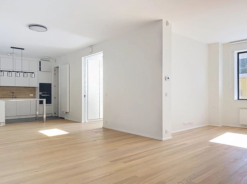 Gelegen in het hart van Verrewinkel en vlakbij het Lycée Français, presenteren wij dit charmante huis van 189 m2 (volgens EPC) klaar om je te verwelko