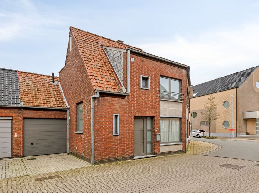 In de Hugo Verrieststraat, pal in het centrum van Ichtegem, bevindt zich deze gesloten gezinswoning met drie slaapkamers en een inpandige garage. De w