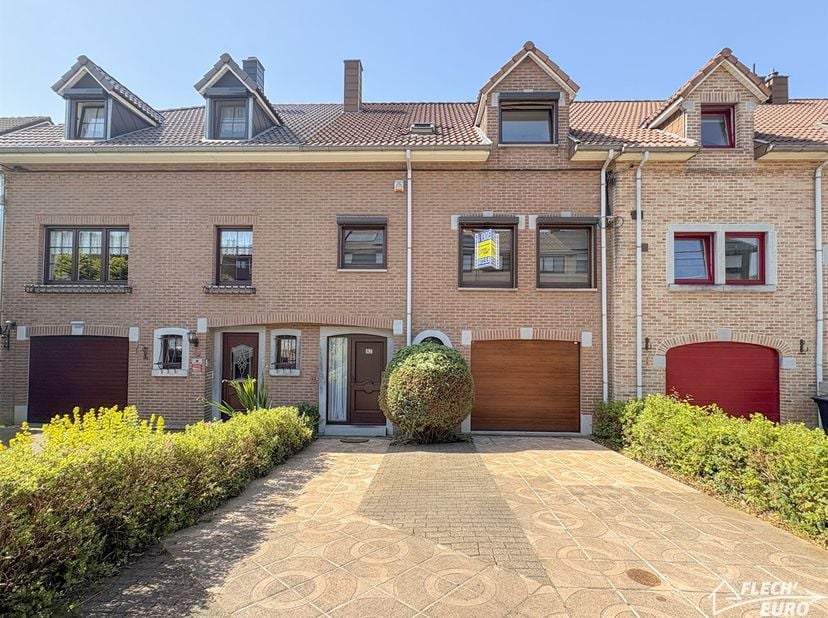 Découvrez cette agréable maison idéalement située dans un quartier calme et résidentiel. Elle se compose comme suit : Au rez-de-chaussée, un hall d'en