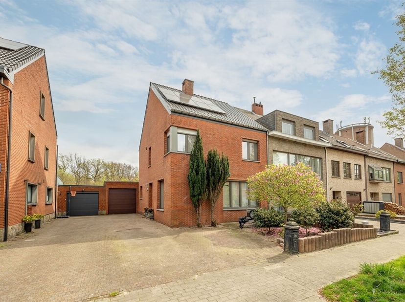 Ontdek deze ruime en energiezuinige gezinswoning (ca. 208 m²) in een rustige, gegeerde wijk nabij het centrum van Schoten op een perceel van 345m². De