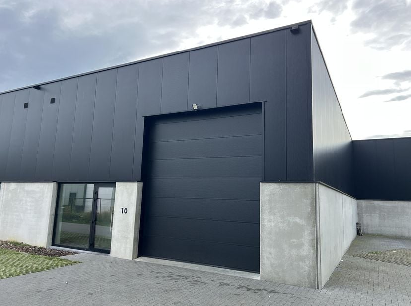 Bedrijfshal + kantoor te huur:<br />
- Tunnelstraat 33 KMO-unit 10, 3970 Leopoldsburg<br />
- Per direct beschikbaar<br />
- 263m²<br />
- 183m² grond