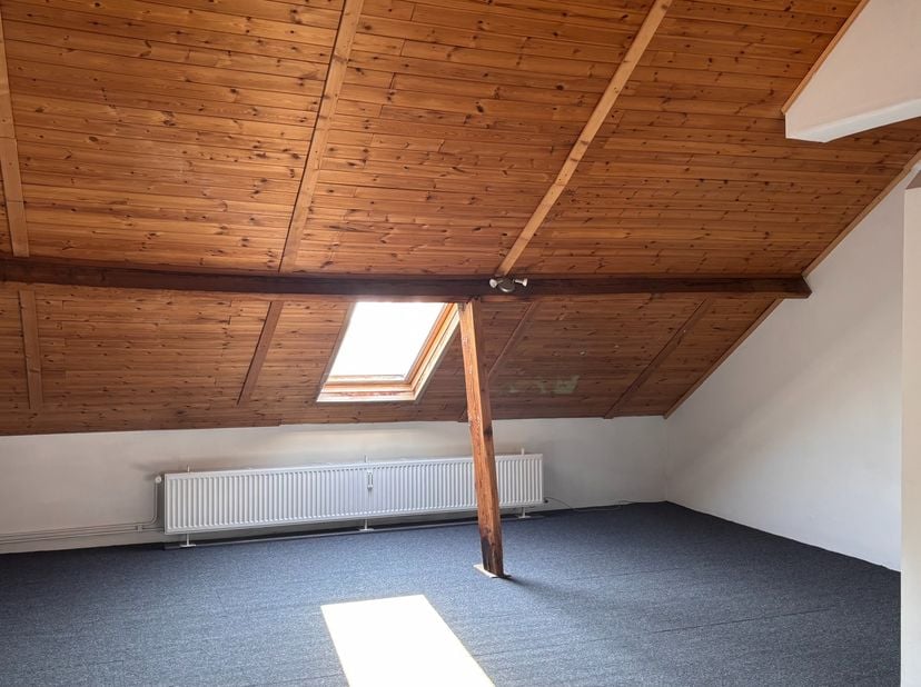 ALGEMEEN:<br />
Studio met ruim dakterras.&amp;nbsp;<br />
<br />
INDELING: 2e verdieping (geen lift!) slaap- en woongedeelte,&amp;nbsp;keuken, badkamer en te