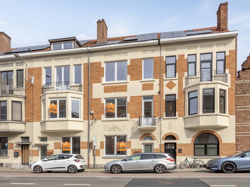 Gelegen aan de Tiensesteenweg in Kessel-Lo, op een boogscheut van het bruisende centrum van Leuven, vindt u dit schitterend gerenoveerde herenhuis. De