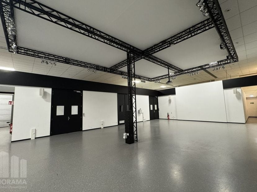 Deze kantoorruimte met een totale oppervlakte van 1.470 m²&amp;nbsp;en&amp;nbsp;607 m² opslagruimte is ideaal voor bedrijven die op zoek zijn naar een strateg