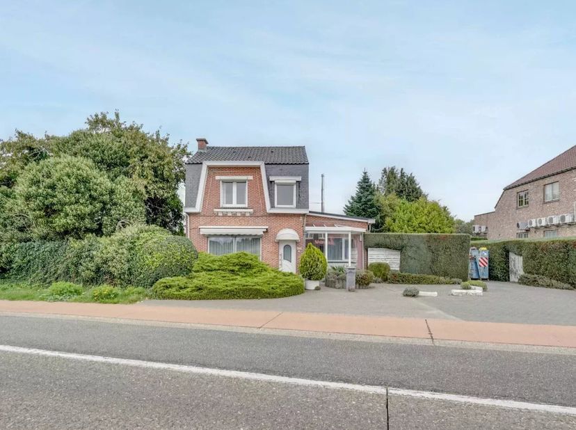 Dit handelspand ligt op de Luikersteenweg, op een steenworp van het centrum van Sint-Truiden en met een zeer goede locatie om handel te drijven. Ander
