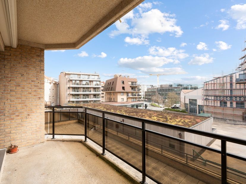 Appartement très spacieux disposant d'une magnifique terrasse ensoleillée. Profitez d'une cuisine ouverte équipée, de 2 grandes chambres et d'une sall