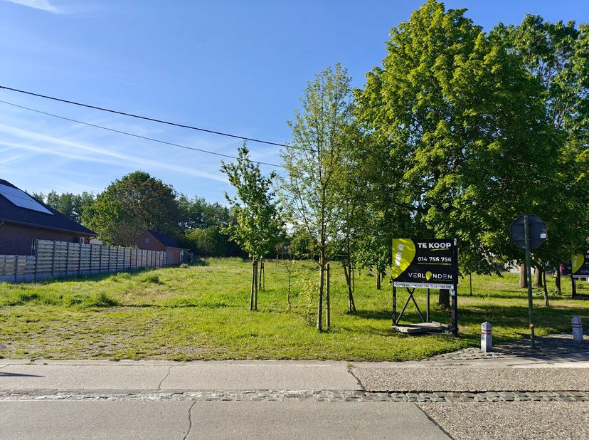 Deze bouwgrond voor een openbebouwing heeft een oppervlakte van 15a75ca en een diepte van ca 97 meter. Je profiteert hier van een centrale ligging met
