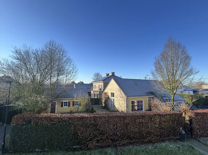 INSTAPKLARE EN CHARMANTE WONING IN MASSIEF HOUT MET PRACHTIGE TUIN <br />
   <br />
Bent u op zoek naar een unieke, instapklare, energiezuinige woning