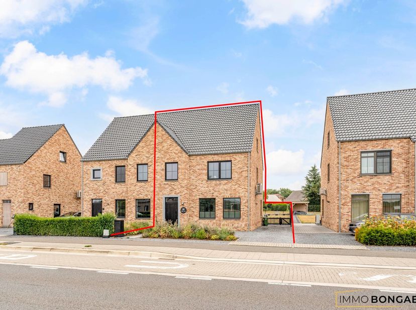 Deze recente woning van 2022 is gelegen op een perceel van 5 are langs de Maaseikerbaan in Opitter (Bree). Alle basisvoorzieningen zijn in de directe