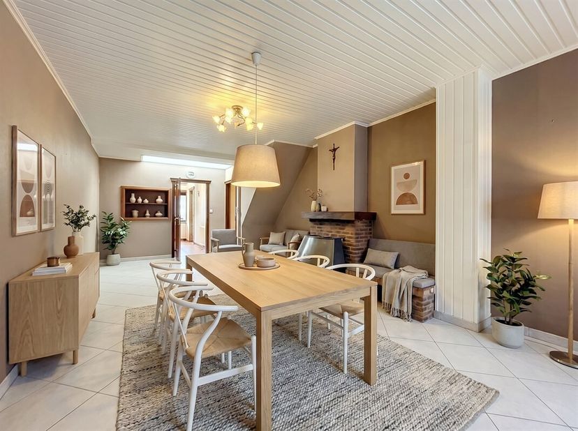 BEZOEKMOMENT: Zondag 5 juli. Reservatie per SMS via 0470/30.20.10<br />
LIGGING: Toplocatie in centrum Sint-Niklaas! Nabij winkels en scholen! Op wand