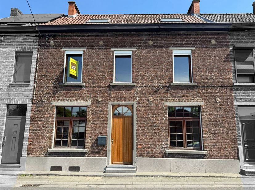 Prix: Offre à partir de 195.000 euros, frais d'agence non inclus et à charge de l'acquéreur. <br />
Maison à rafraichir comprenant: <br />
Sous-sol: C