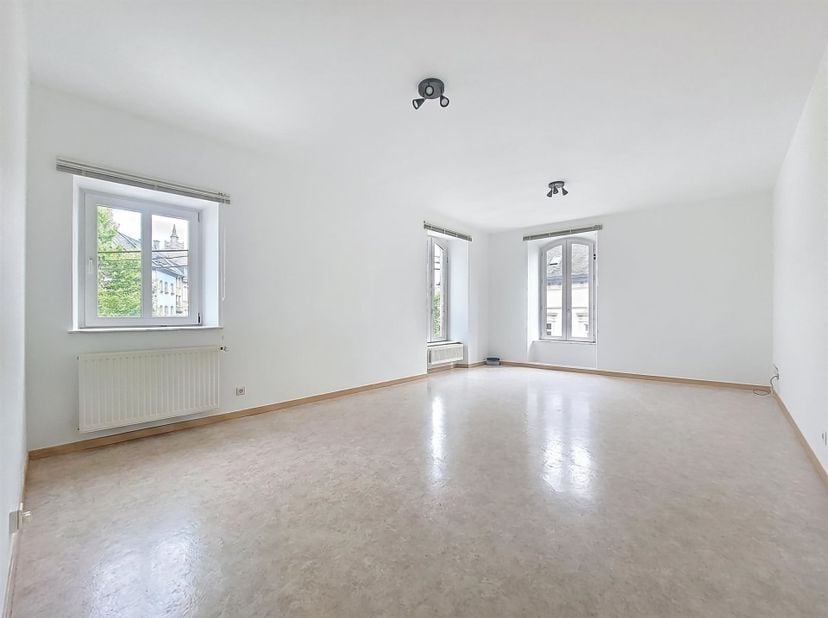 W Immobilière vous propose en plein centre ville d'Arlon, un bel appartement de 112m² composé comme suit: hall d'entrée, wc séparé, séjour, cuisine éq