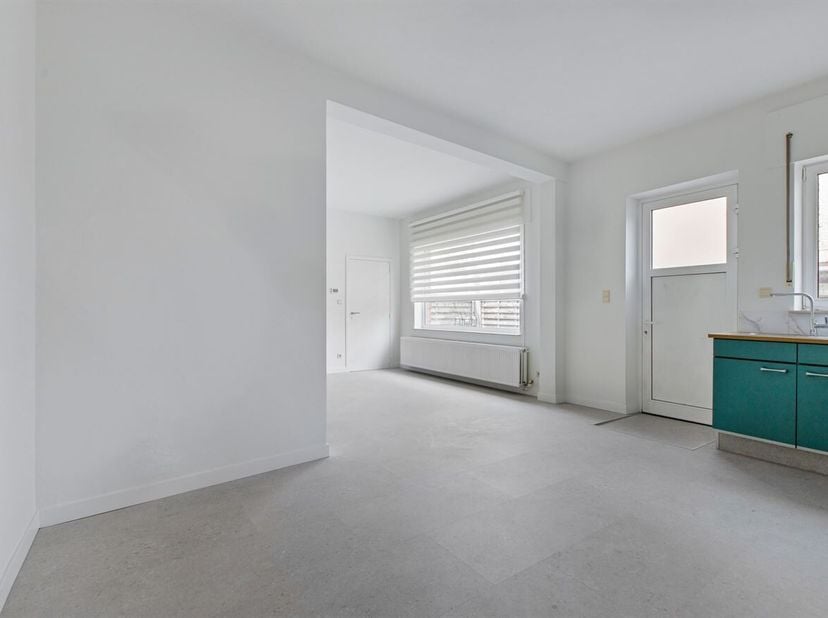 Dit gerenoveerde gelijkvloerse appartement aan de Olympialaan in Sint-Truiden combineert twee volwaardige slaapkamers, een ruime buitenkoer van 36 m²