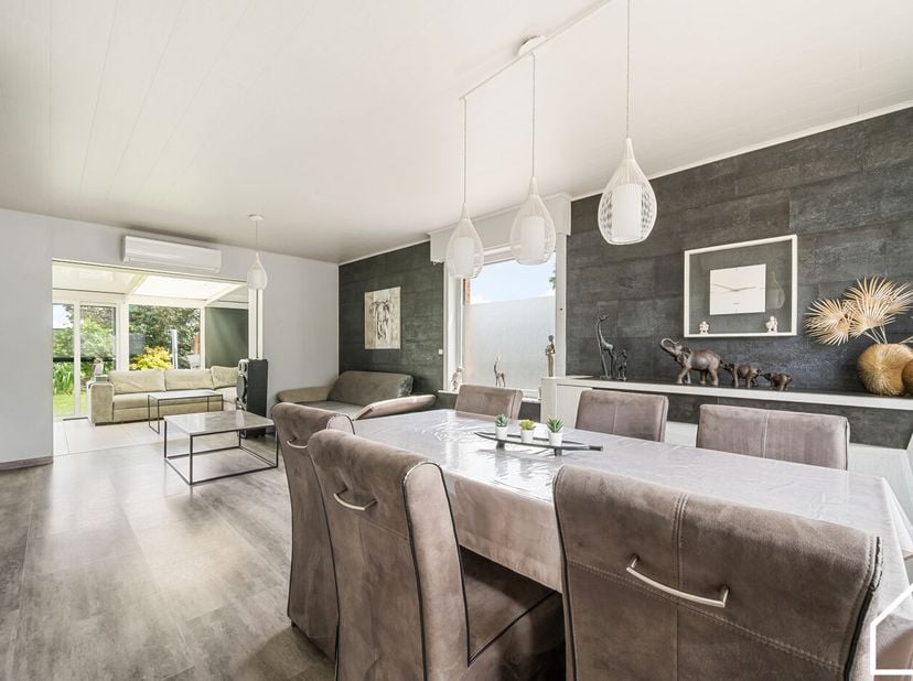 Deze open bebouwing op 575m² grond gelegen in een kindvriendelijke, rustige en groen wijk biedt het allemaal...<br />
<br />
ONTDEK DE WONING VIA DE V