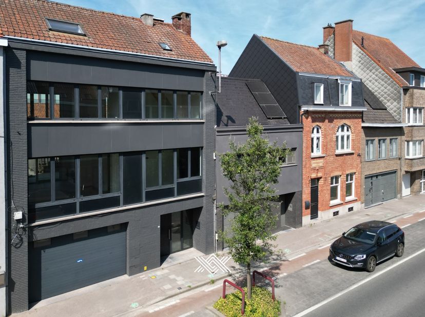 Dit uniek investeringspand, uitstekend gelegen in de Guido Gezellelaan, is samengesteld uit een éénslaapkamerappartement (71m2) op het eerste verdiep,