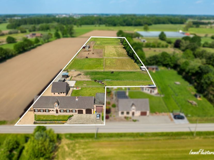 Deze idyllische langgevelhoeve is gelegen in een landelijke straat met een vrij uitzicht achteraan op nog geen 3 km verwijderd van het Azelhof Horse E