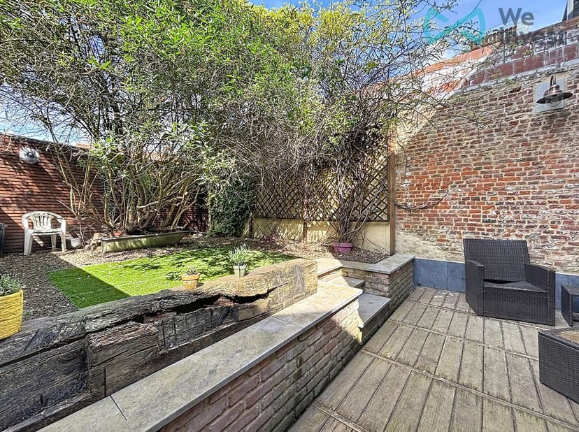 TE KOOP – Gelegen in het hart van Enghien, combineert deze prachtige woning uit 1850 de charme van het oude met modern comfort. Met een bewoonbare opp