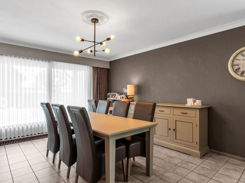 In een rustige en aangename woonwijk bevindt zich deze verzorgde open bebouwing op een perceel van 787 m². De woning combineert een warme, karaktervol