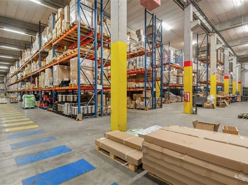 Zichtlocatie langs E17 <br />
▪ Uitstekende verbinding Antwerpen/Gent <br />
▪ Beveiligde site <br />
▪ Ruime parkeergelegenheid <br />
▪ Gemeenschapp