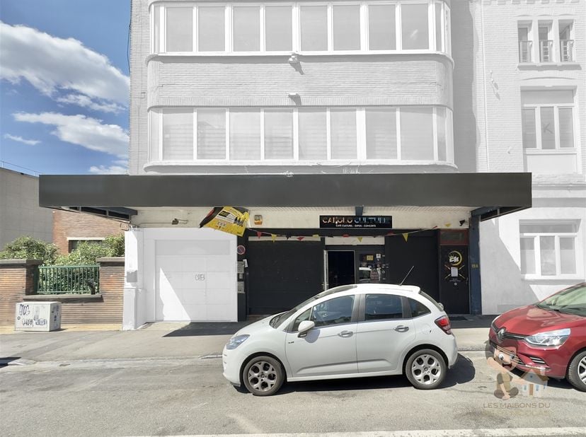 Les Maisons du Petit Nicolas ont le plaisir de vous présenter ce spacieux commerce à vendre sur Charleroi.<br />
<br />
Avec une superficie de 257 m