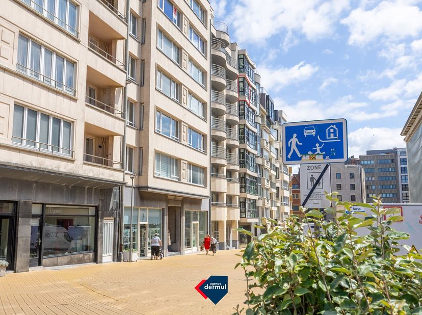 Op zoek naar een stijlvol tweede verblijf of een comfortabele woonst aan zee? Dan is dit volledig gerenoveerde appartement met 1 slaapkamer en slaapho