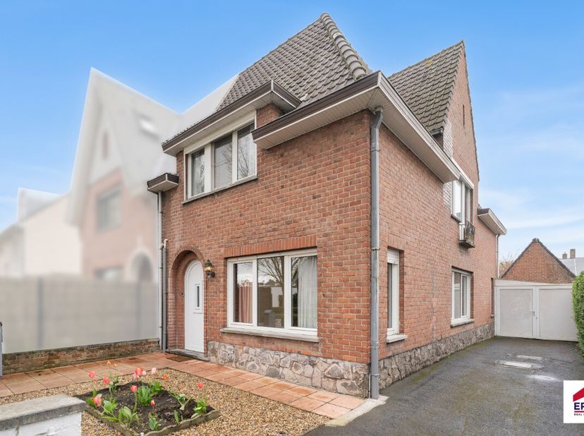 Charmante halfopen bebouwing met 3 slaapkamers op topligging in Assebroek! Welkom in deze aantrekkelijke halfopen woning, gelegen in de gegeerde Konin