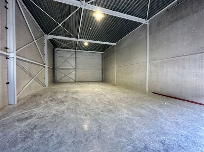 Nieuwbouw magazijn te huur 193 m² te Sint-Gillis-bij-Dendermonde (Unit 6). In een recent ontwikkeld en verzorgd magazijnenpark bieden wij deze nieuwbo
