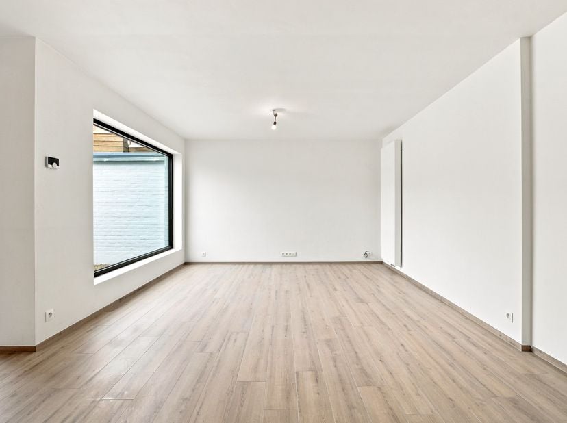 Centraal gelegen in de winkelstraat van Diksmuide, met alle voorzieningen (winkels, horeca, scholen, openbaar vervoer) op wandelafstand, vindt u dit v
