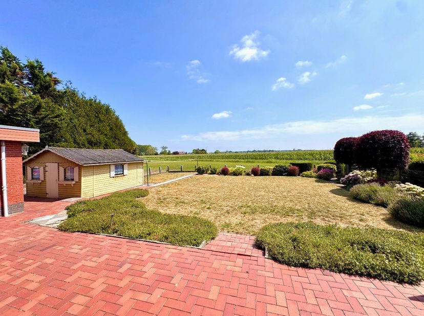 Op zoek naar rust, ruimte en een fenomenaal uitzicht? Dan is deze uitstekend onderhouden bungalow precies wat u zoekt. Gelegen op een toplocatie, vlak