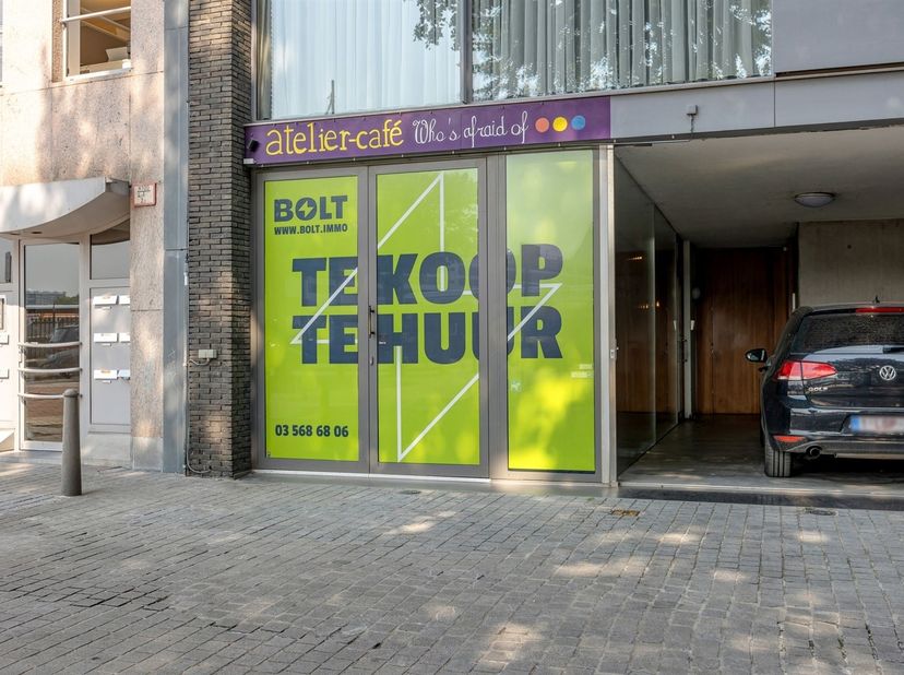 En plein centre d'Anvers, sur le Koolkaai, nous trouvons ce rez-de-chaussée commercial à haute efficacité énergétique à vendre, qui fait partie d'un p