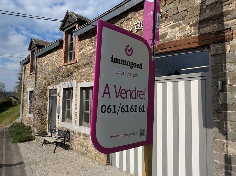 Te Koop – Gerenoveerde, authentieke hoeve.<br />
Dit unieke pand is gelegen op het gezellig binnenplein van het hoog gelegen dorp Cornimont, deelgemee