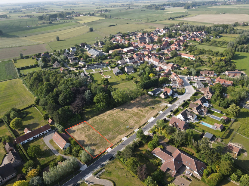 Midden in een rustige, groene omgeving aan de rand van het charmante dorp Middelburg bevindt zich dit uitzonderlijke perceel bouwgrond. Een zeldzame k