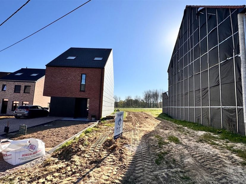 BOUWGROND VAN 1218m² VOOR GESLOTEN BEBOUWING.<br />
Prachtig gelegen bouwgrond van 12a18ca gelegen in een oase van groen. <br />
Bouwvoorschriften:<br