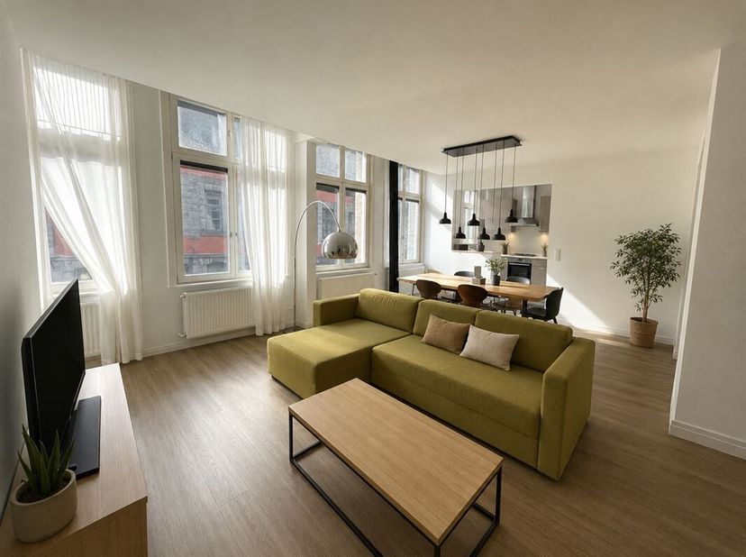 Superbe appartement 2 chambres de 162 m², situé au 2 étage d'un immeuble sans ascenseur, en plein coeur de Tournai, au pied de la Cathédrale. Spacieux