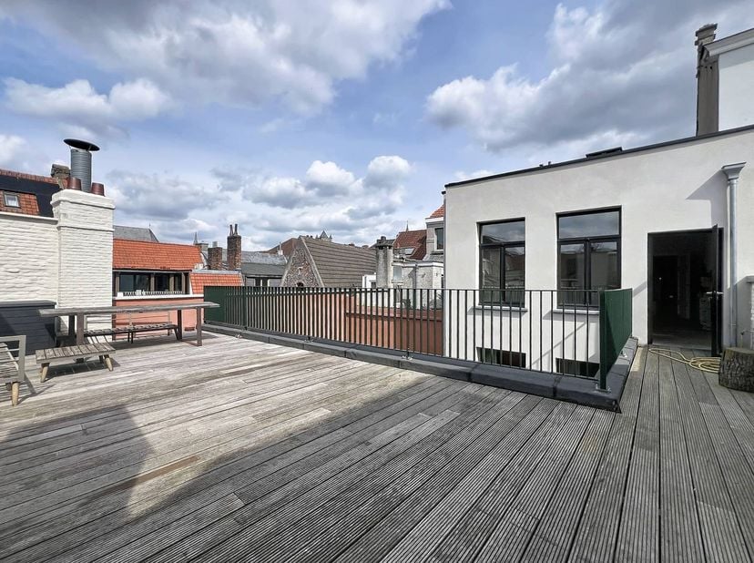 Betreed een oase van ruimte en licht, gelegen op de tweede verdieping van een charmant gebouw in het hart van Gent. Dit karaktervolle appartement verw