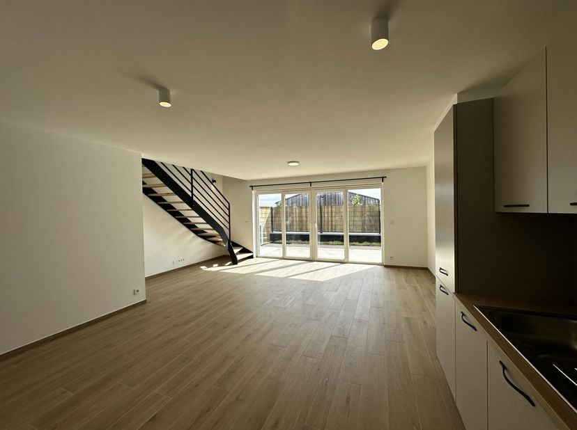 In een nieuwbouwcomplex: prachtig nieuw duplexappartement van ± 90 m² met een schitterend terras van 20 m². Uitstekende energieprestatie (EPB A): drie