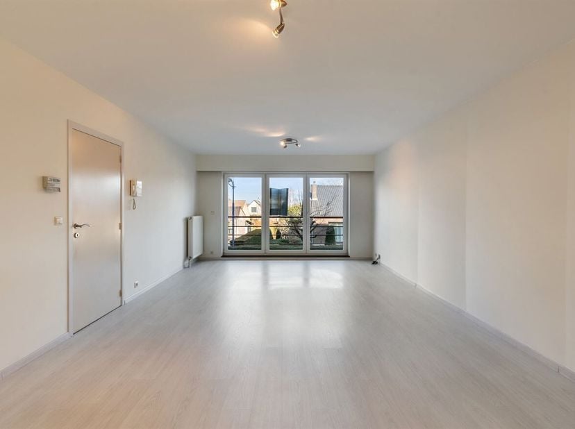 Op de Nieuwesteenweg 3B/101 in Nieuwerkerken bevindt zich dit verzorgd en energiezuinig appartement met een bewoonbare oppervlakte van ca. 90 m². De l
