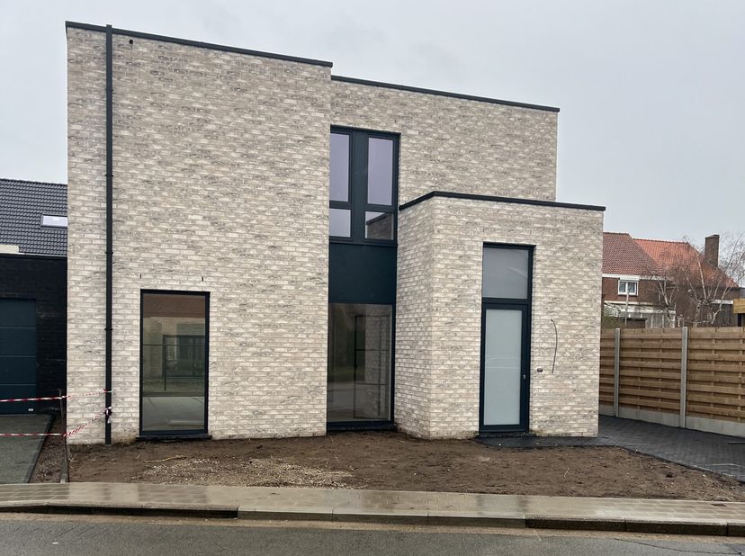 Gelegen in het bijzonder gegeerde Sint-Michiels, combineert deze locatie het beste van twee werelden: een rustige woonomgeving met alle belangrijke vo