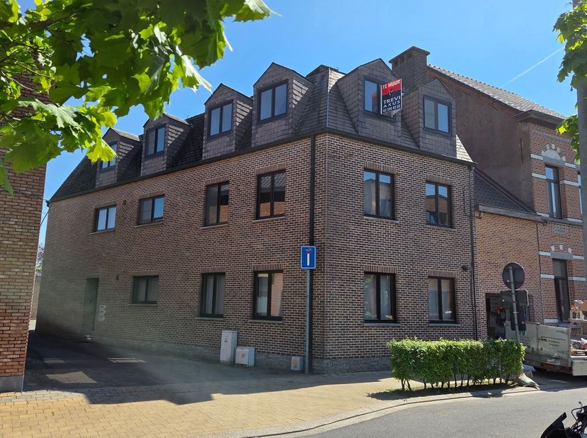 RUIM APPARTEMENT 135M² MET 3 SLAAPKAMERS, TERRAS EN GARAGE.<br />
 2de verdieping - ligging nabij centrum en Schelde-dijk met vlotte bereikbaarheid v