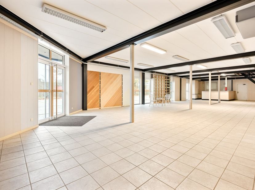 TE HUUR te RETIE | Multifunctioneel gebouw bestaande uit: 1. Grond ca. 7.500m² - Hal ca 2.000 m² - Overdekte opslag ca 500 m² - kantoor/toonzaal ca 30