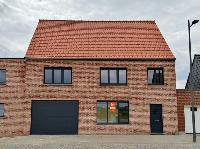 Deze prachtige en energiezuinige nieuwbouwwoning biedt uitzonderlijk veel ruimte en comfort op een rustige ligging in het dorp van Noordschote.<br />