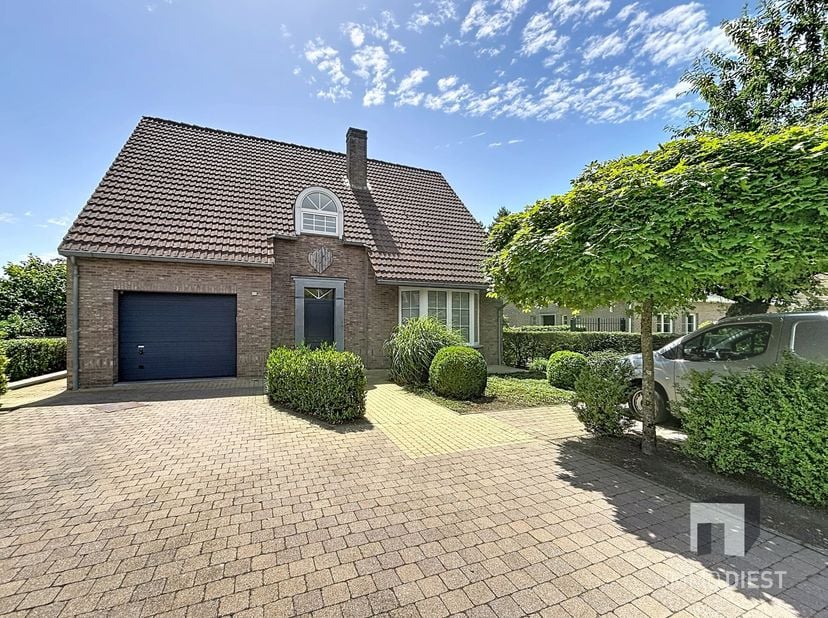 Welkom in deze prachtige woning (1997) in een residentiële buurt in Lummen, EPC B, 6a76ca met bewoonbare opp van 220m² <br />
Indeling gelijkvloers:<