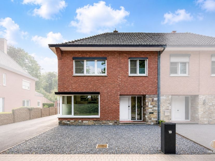 Instapklare woning met 4 slaapkamers op een rustige ligging nabij het kasteel van Duras.<br />
In een groene en bijzonder rustige omgeving, vlakbij he