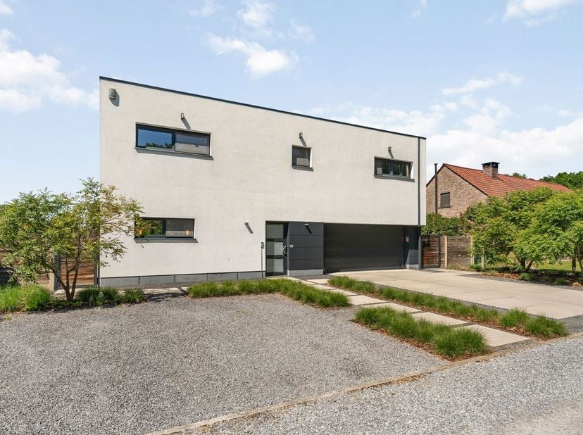 Wie wilt er niet wonen in een oase van rust, licht en architecturale perfectie ?  Op een discreet, achterin gelegen perceel, in het groene hart van he