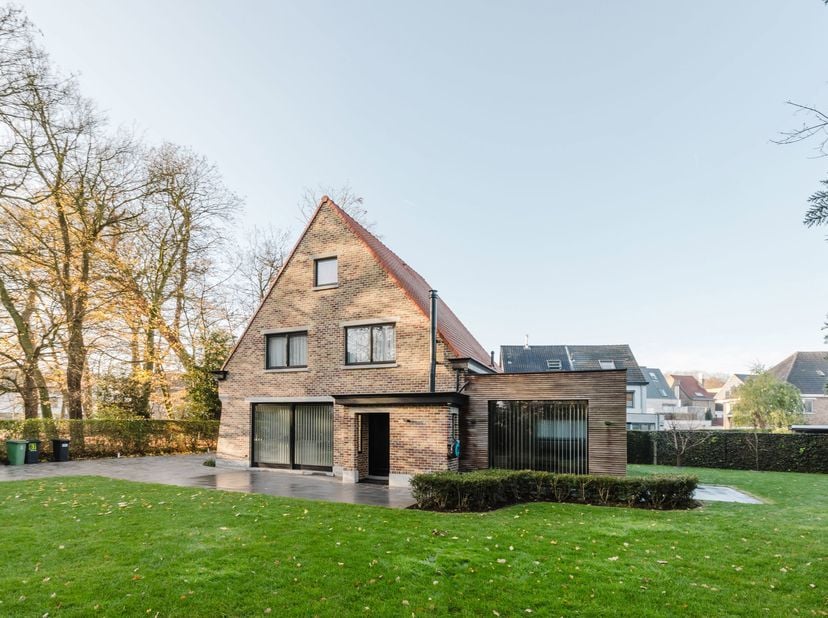 Vraag uw bezoek aan via immodacinci.be<br />
Ligging<br />
Deze exclusieve villa is rustig gelegen in Sint-Denijs-Westrem, met een uitstekende verbind