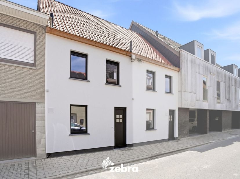 Deze instapklare, gerenoveerde woning bevindt zich op een boogscheut van het centrum van Meulebeke. De woning geniet van een uitstekende bereikbaarhei